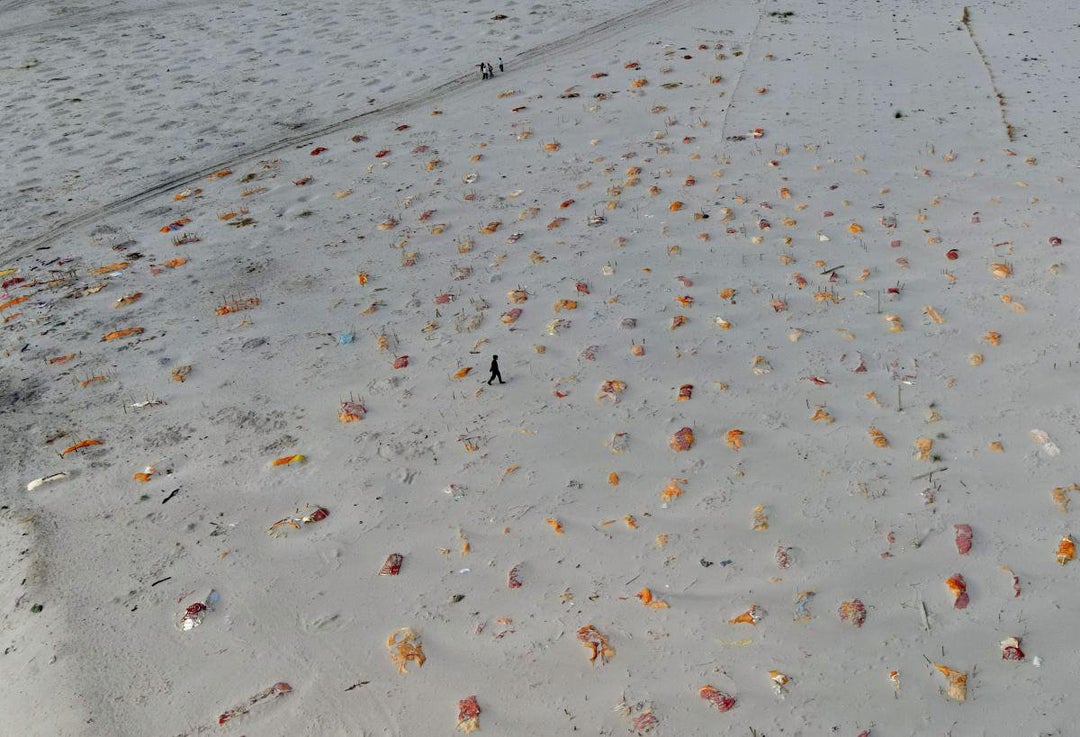 [1200x819] A view shows shallow sand graves of people, some of which are suspected to have died from COVID-19, on the banks of the river Ganges in Shringaverpur on the outskirts of Prayagraj, India, May 21, 2021. (REUTERS/Ritesh Shukla)