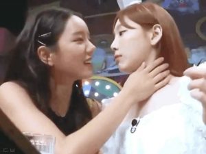 Still wondering why Hyeri had to whisper in Taeyeons left ear when her right ear was right there 🤔