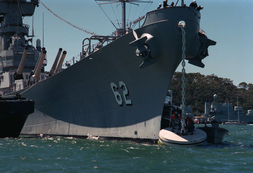 [2780 x 1900]Boatswain's mates moor the battleship USS New Jersey (BB 62) in Sydney harbor for the Australian bicentennial celebration, Oct 1, 1988