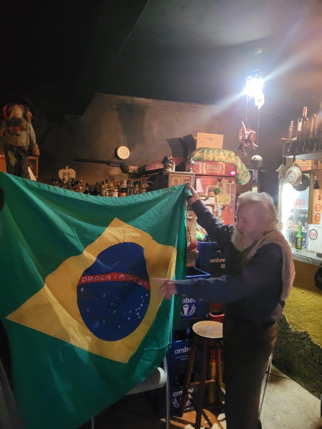 This former congressman proposed a small change in the brazilian flag in 70’s and was arrested. Now he is a bar owner and proudly shows his creation.