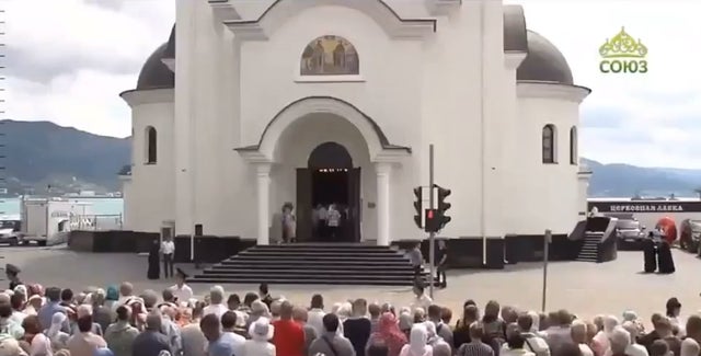 Patriarch Kirill slips on water that he’s just ‘anointed’ the floor with