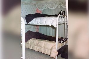 In 1997, 39 members of the Heaven’s Gate cult committed suicide because they believed there was a UFO behind the comet Hale-Bopp. They were all found in matching tracksuits and Nike Decade shoes. They all had packed duffel bags and had a five dollar bill and 3 quarters in their pockets.
