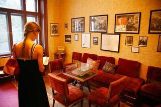 TIL Sigmund Freud lived as a tenant in his Vienna apartment for 47 years with his wife, 6 children, and sister in law from 1891 to 1938. It was transformed into the Freud Museum in 1971