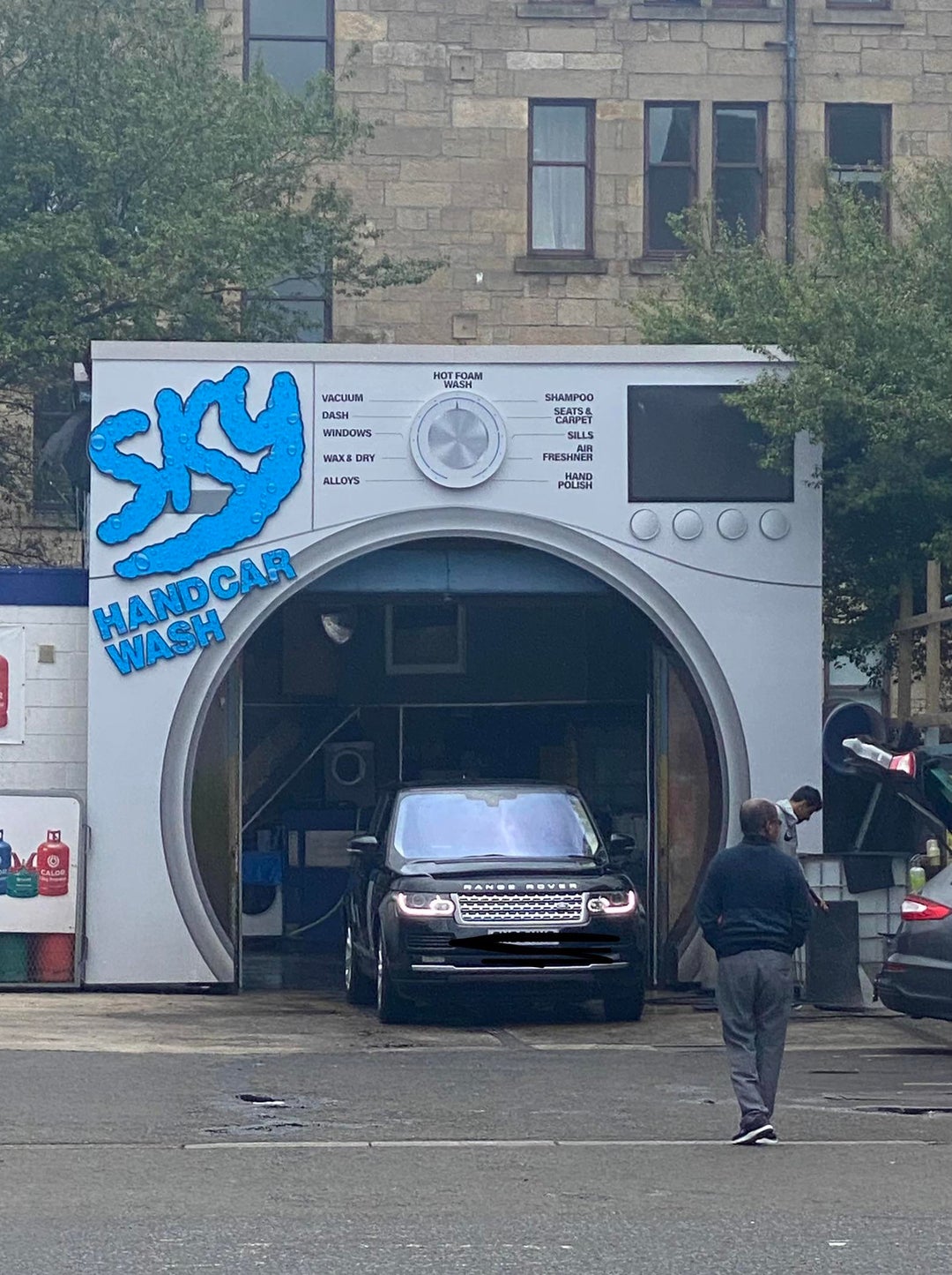 Car wash designed to look like a washing machine