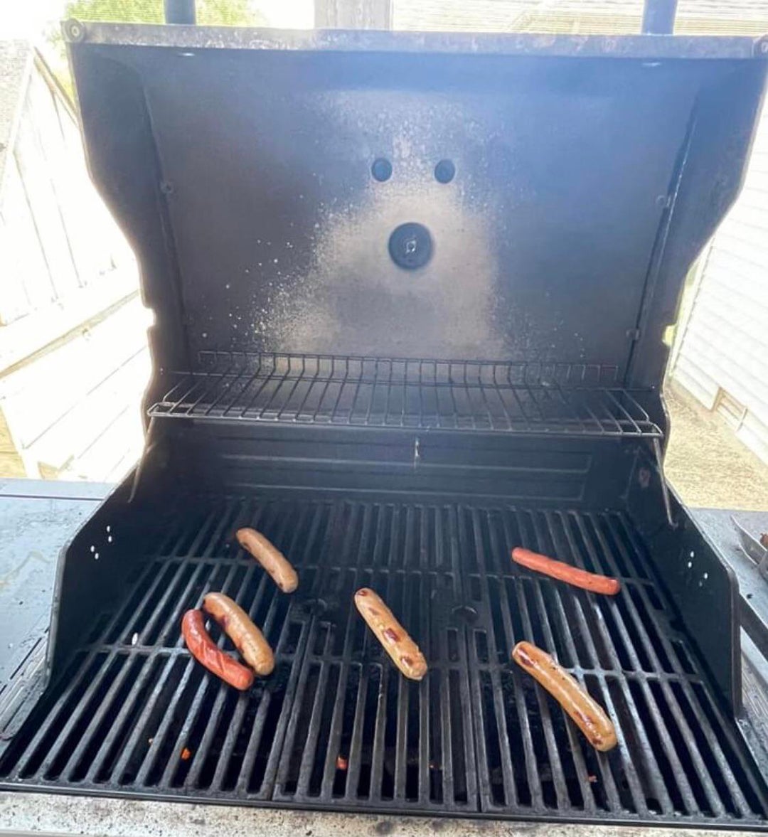 The usage marks on my friend’s grill looks like a dog