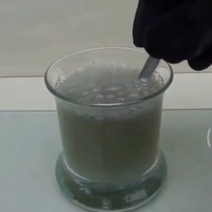 Gallium, one of the craziest boron group elements. (GA) When dusting the spoon, it does not hurt the human hand.