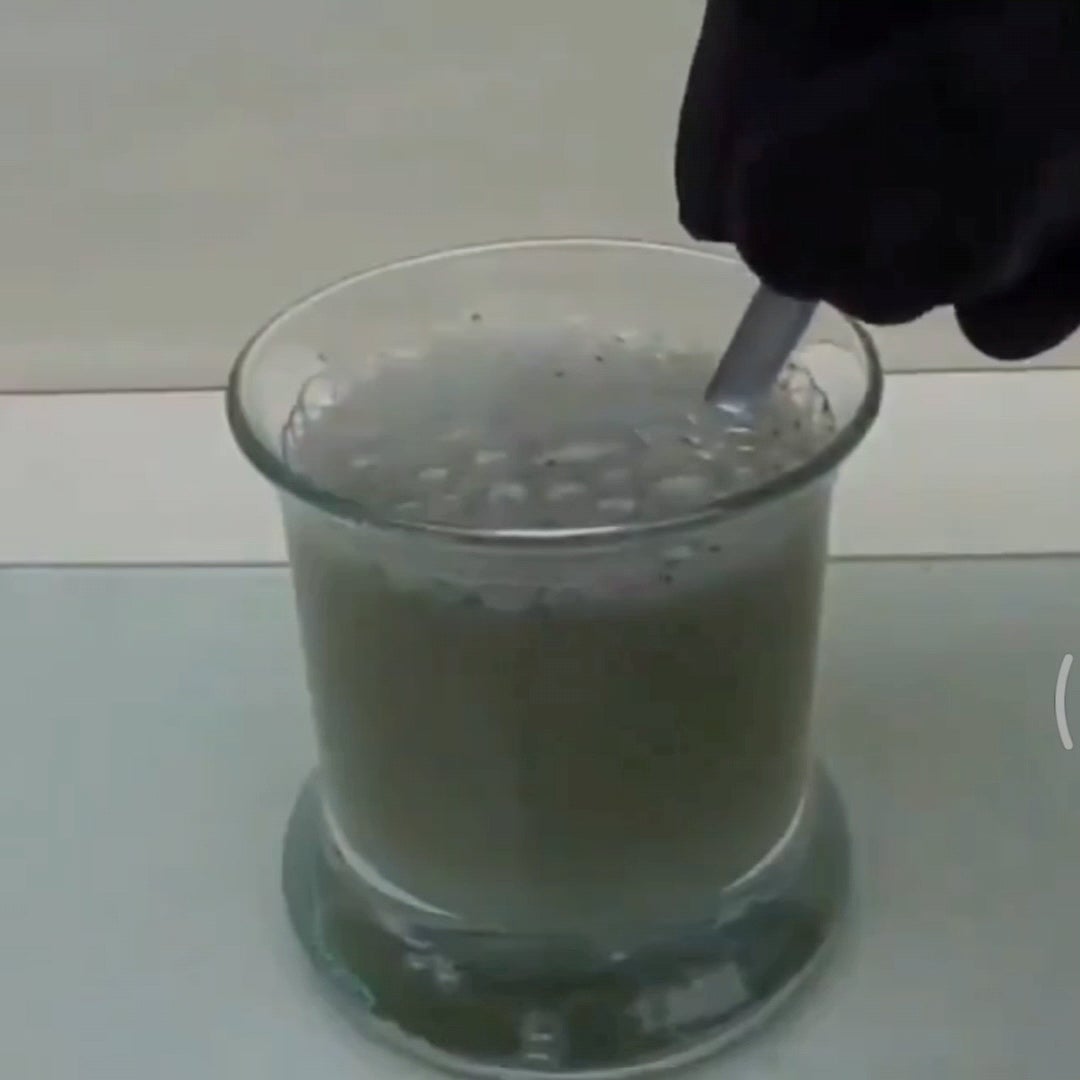 Gallium, one of the craziest boron group elements. (GA) When dusting the spoon, it does not hurt the human hand.