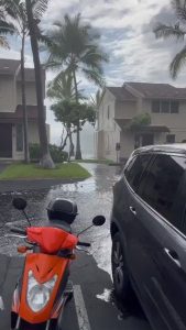 Unreal footage of waves crashing OVER the Keauhou Kona Surf & Racquet club. - KITV4 Meteorologist Malika Dudley on Twitter