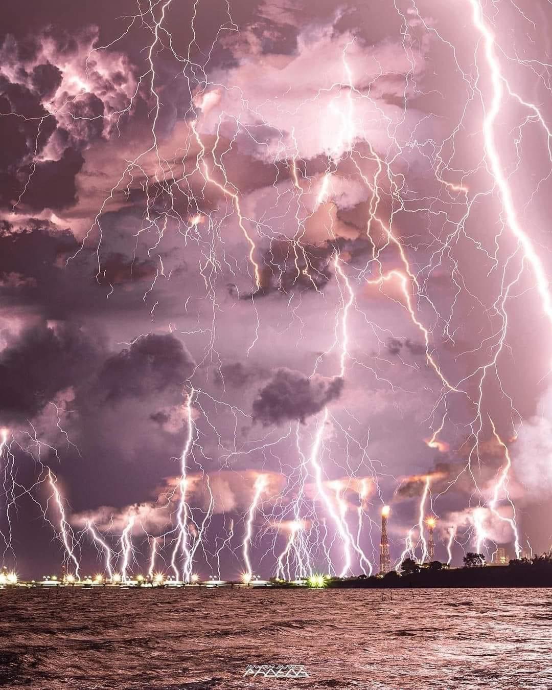 A photographed thunderstorm in Manila Bay