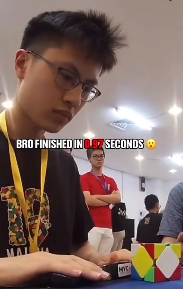 wtf This guy solved the cube in 0.97 seconds!