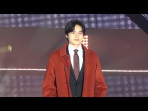 水上恒司、岡田健史から改名後初大型イベント出演　真っ赤なコートで圧巻オーラ放つ！　『Rakuten GirlsAward 2022 AUTUMN／WINTER』