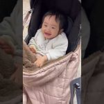 ハイハイン食べて笑顔な赤ちゃん