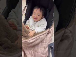 ハイハイン食べて笑顔な赤ちゃん