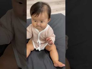 【お菓子】ハイハインが大好きな赤ちゃん👶🏻お菓子を出した瞬間の反応が可愛すぎる😂🤍