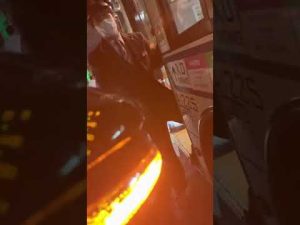関東バスの運転手と路上駐車のプリウスの運転手とのトラブル動画