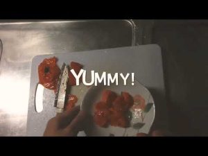 双頭の奇形の柿を食べ比べて