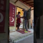 栗を買うハイカーたかくら｜古き良き日本の光景　#shorts