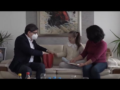 学校でイジメに有っていたダウン症少女エンブラ・アデミさんに最強の味方、北マケドニア共和国大統領ステボ・ペンダロフスキ氏が少女と手を繋いて登校