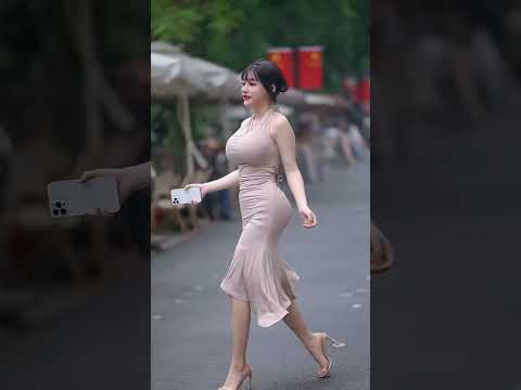 这样的身材有几个男人遭得住...#中国美女  #街拍  #chinese girl#美女
