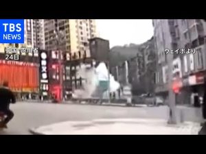 中国・春節前に爆竹でマンホールが吹っ飛び親子搬送