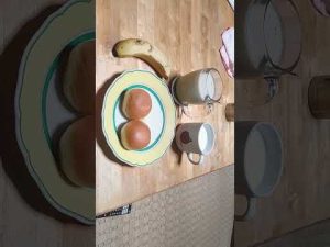 朝御飯は、薄皮クリームパンとバナナ🍌と飲むヨーグルトと抹茶オレですね。とても美味しそうですね。