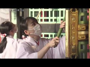 神戸市の生田神社 新年を迎える準備の「すす払い」