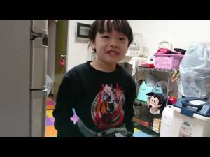 DXデザイアドライバーを装着したまま晩ごはんを食べる４歳のたっくん。Kamen Rider Geats. 2022年12月25日。