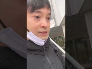 コミケ会場で入場が難しくて迷うコスプレイヤーの男の動画