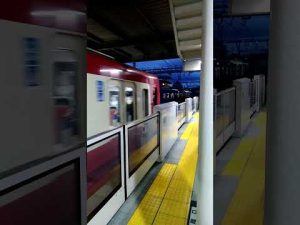 今日撮影&今日ですみっこなかま号の運用は終了‼️ブルースカイトレイン京急600形606編成【この時、被られてしまったが、京急600形は離合に】京急600形602編成特急青砥行き　上大岡駅にて到着&発車