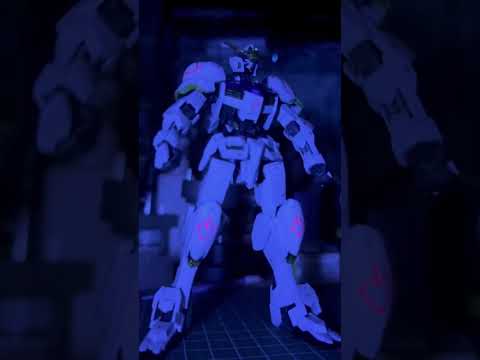 ガンプラを蛍光塗料で塗ってブラックライトで光らせる！