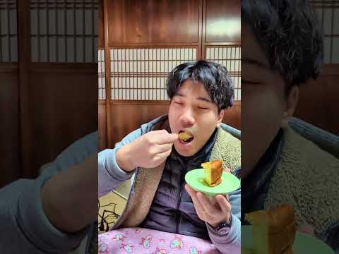 スフレチーズケーキを審査する鎧塚さん #shorts