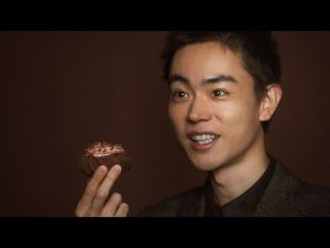 菅田将暉、鎧塚シェフと初共演　差し出されたドーナツに感激！　ミスタードーナツ「misdo meets Toshi Yoroizuka ヨロイヅカ式ガトーショコラドーナツ」新CM