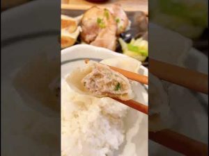【肉汁餃子のダンダダン】味がついてるから醤油無しで食べれちゃう！肉汁たまらん！#shorts #餃子