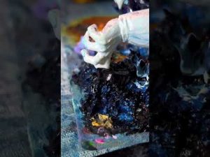 ベジータのフィギュアを筆代わりにベジータを描く